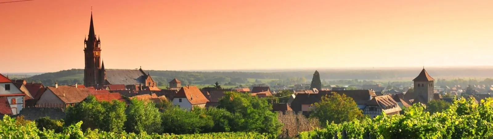 Les ruelles pavées de Dambach-la-Ville — maisons à colombages du XVIe siècle et portes médiévales fortifiées