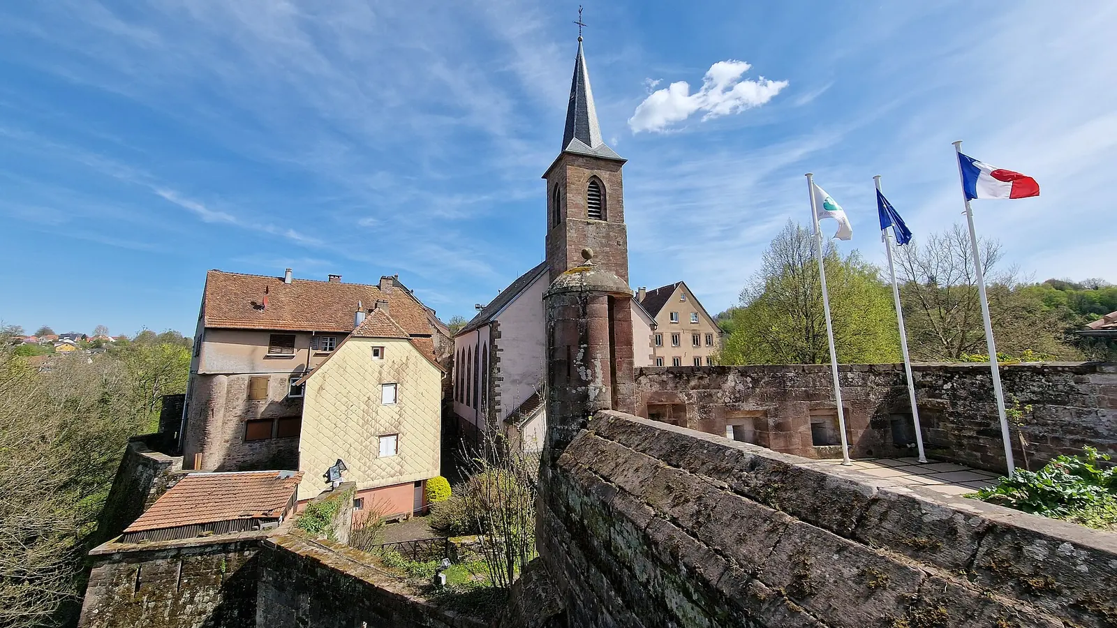 The village of La Petite-Pierre and its ramparts, on its sandstone spur