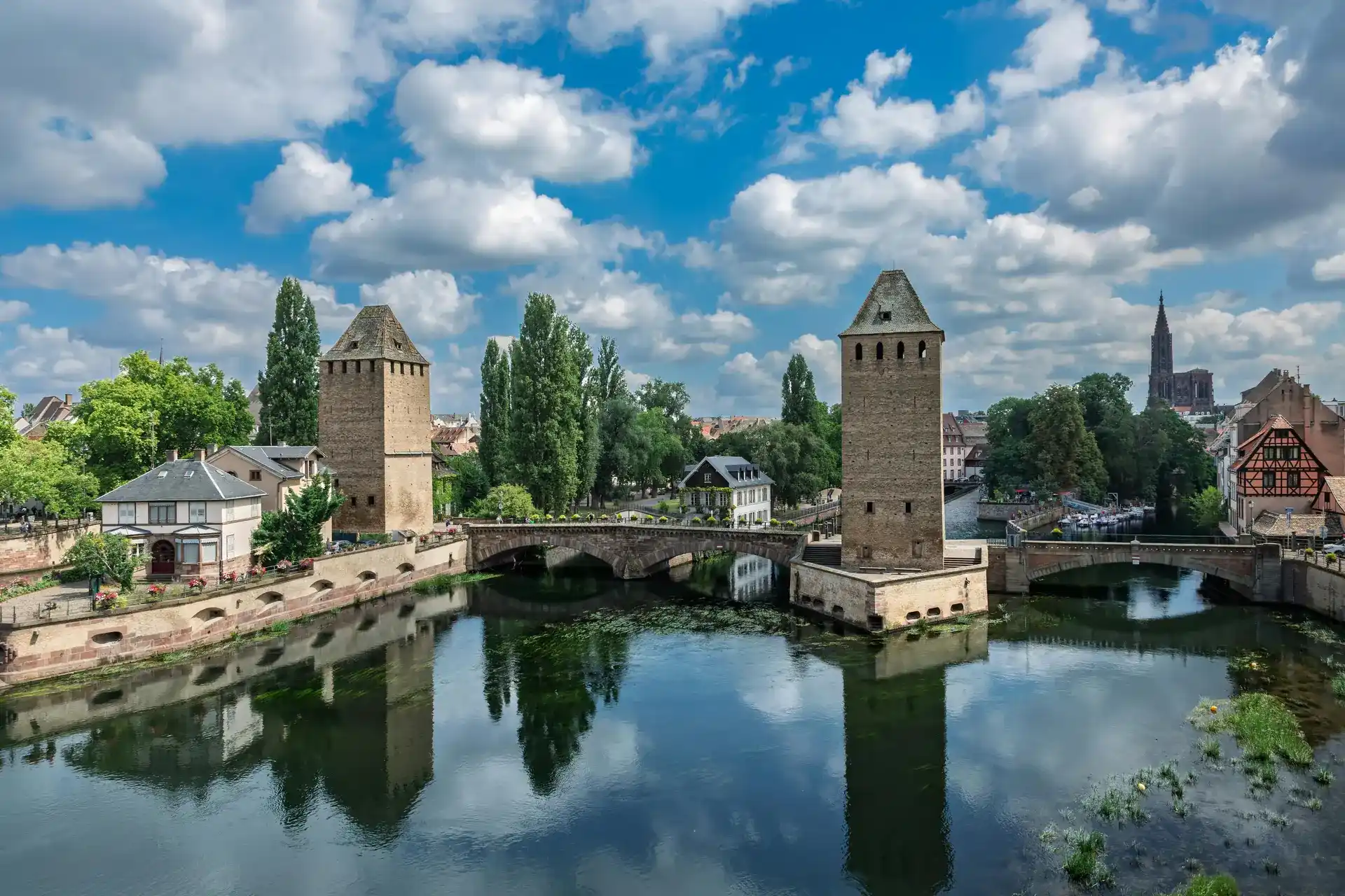 Les Ponts Couverts de Strasbourg — tours médiévales du 14e siècle surplombant les bras de l'Ill