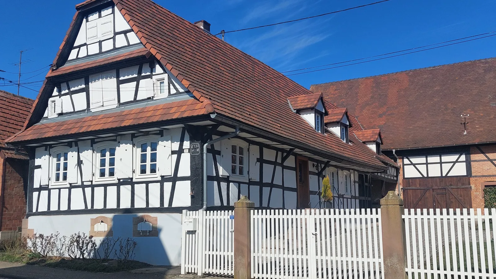 Case a graticcio imbiancate a calce nella strada principale di Hunspach