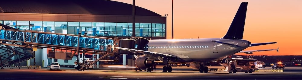 Transfert aéroport Alsace — Chauffeur privé Elsass VTC devant l'aérogare