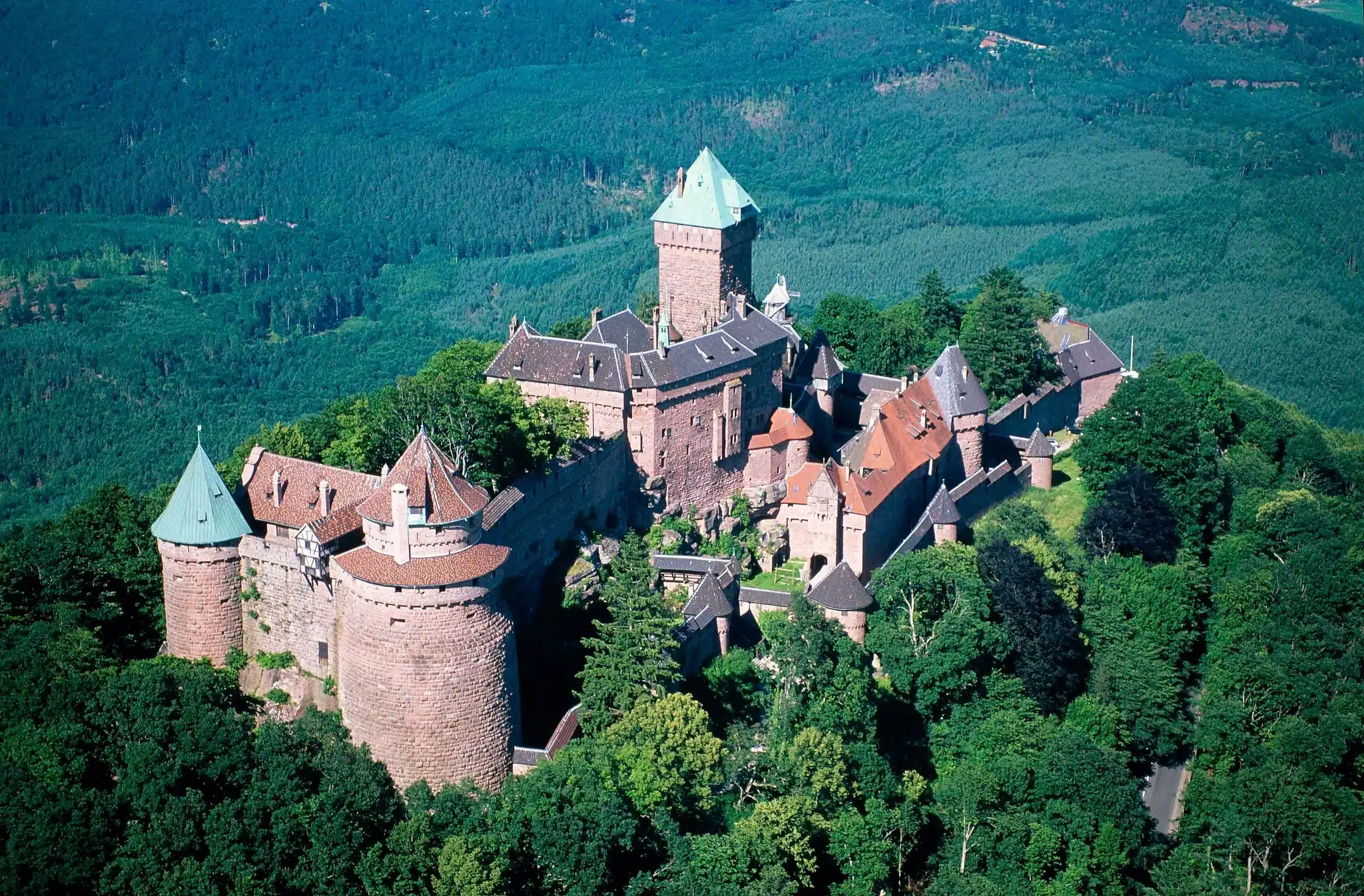 Intérieur du château du Haut-Kœnigsbourg — salle des chevaliers médiévale