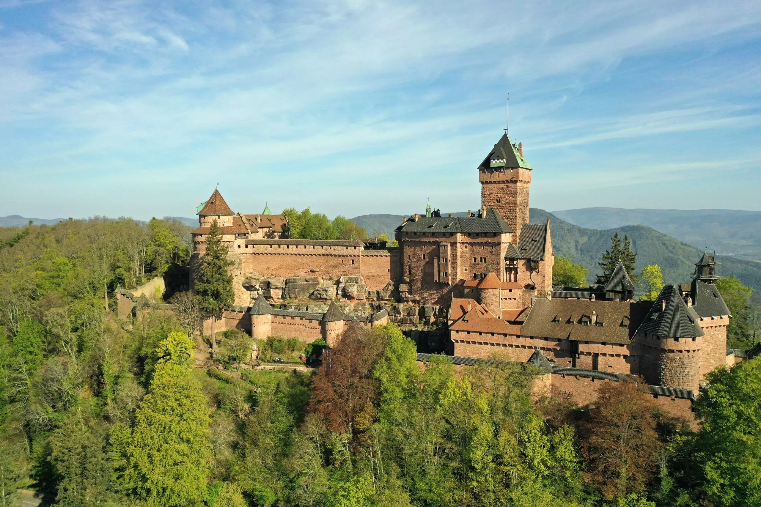Vue aérienne du château du Haut-Kœnigsbourg depuis les vignes alsaciennes