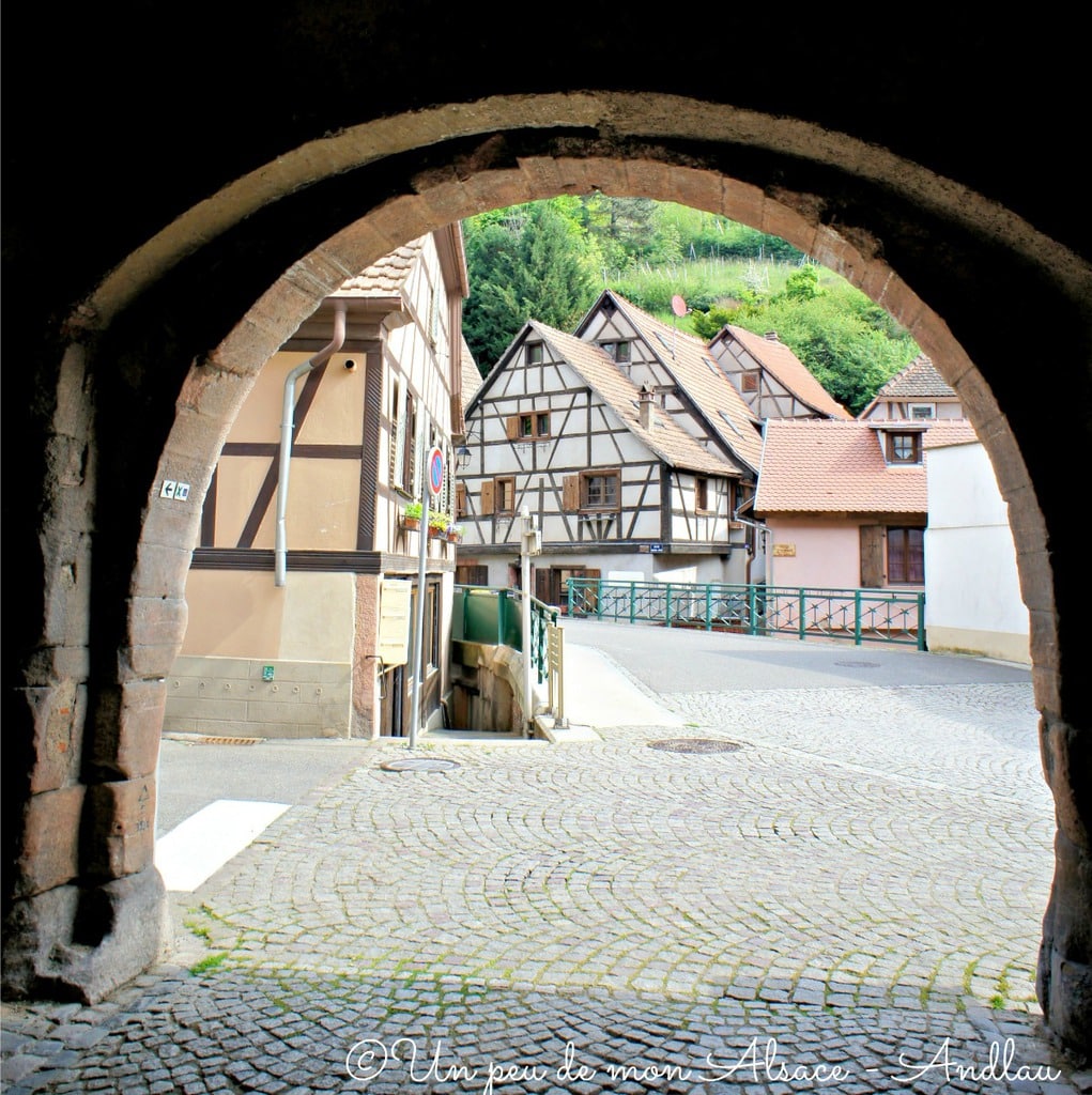 Andlau village alsacien — Grand cru Kastelberg VTC Alsace Ruelles et maisons à colombages d'Andlau — Village viticole Alsace
