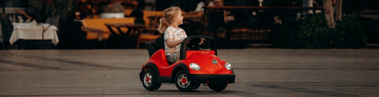 Transfert enfants sécurisé chauffeur privé Alsace Enfant dans un véhicule VTC sécurisé avec chauffeur privé Elsass VTC en Alsace