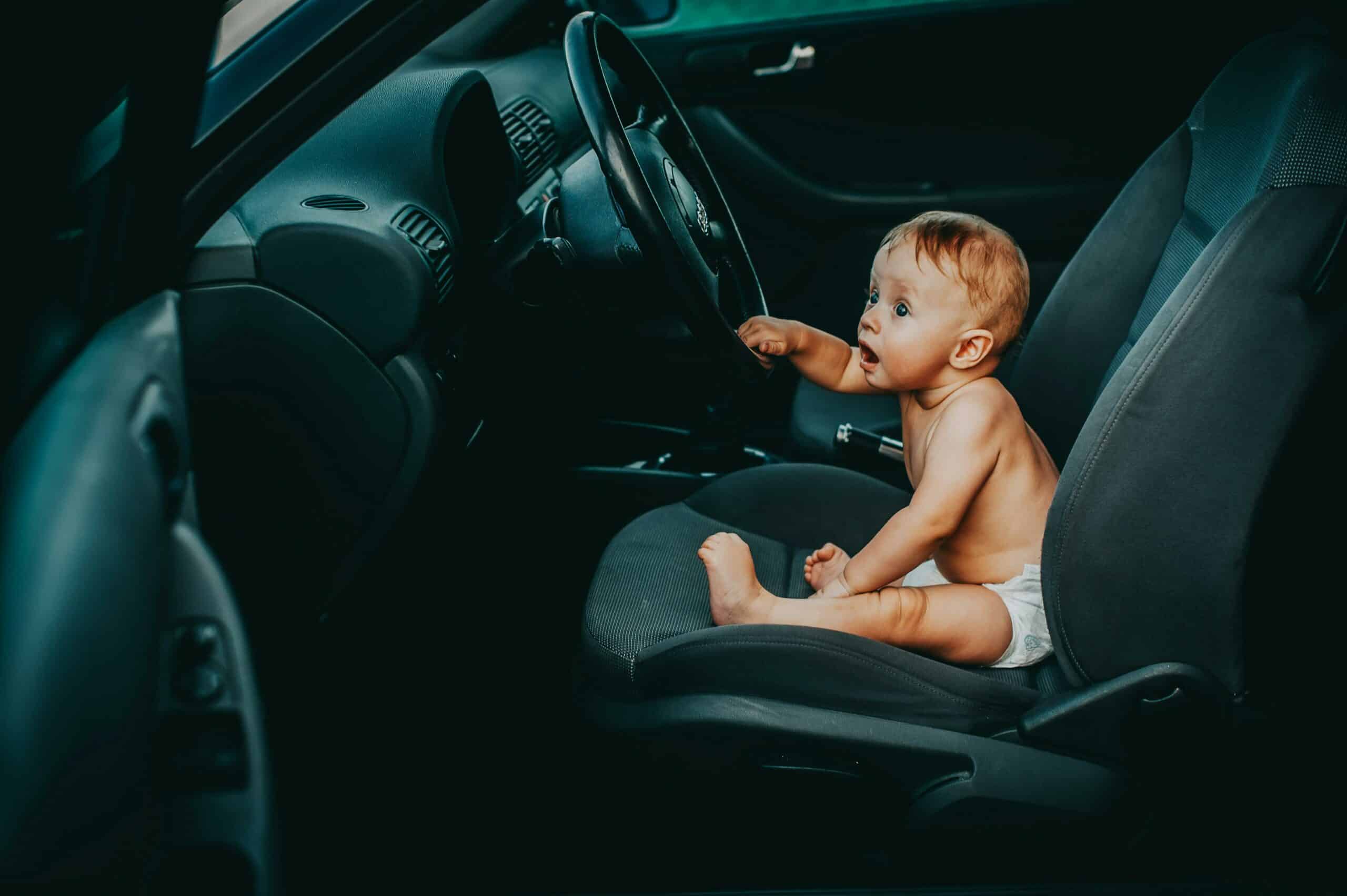 Transport scolaire enfants Alsace Elsass VTC Chauffeur Elsass VTC accompagnant un enfant en toute sécurité vers l'école en Alsace