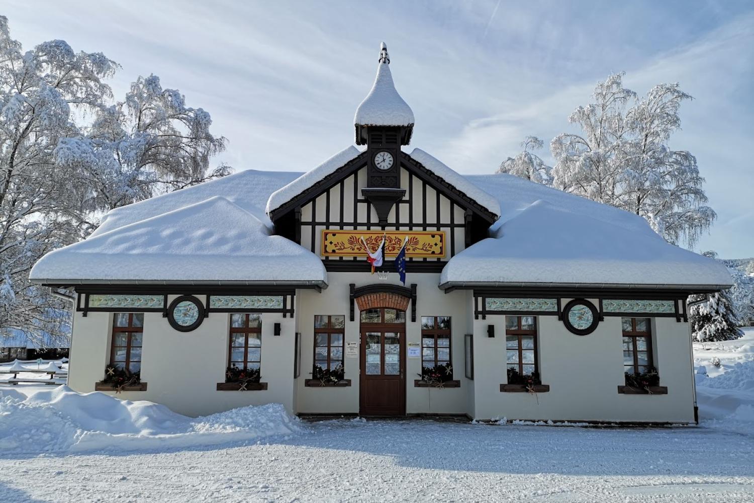 Mairie du Hohwald sous la neige en hiver — Village vosgien alsacien Bas-Rhin