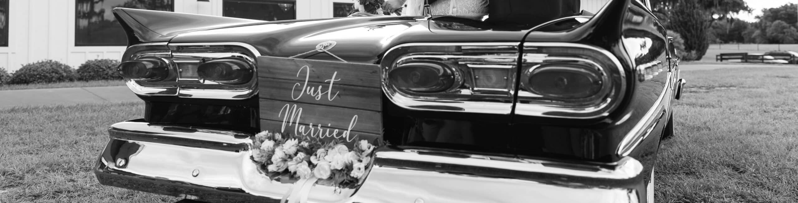 VTC mariage Alsace — Chauffeur privé pour votre grand jour Mariage en Alsace — Voiture de prestige Elsass VTC devant un domaine alsacien