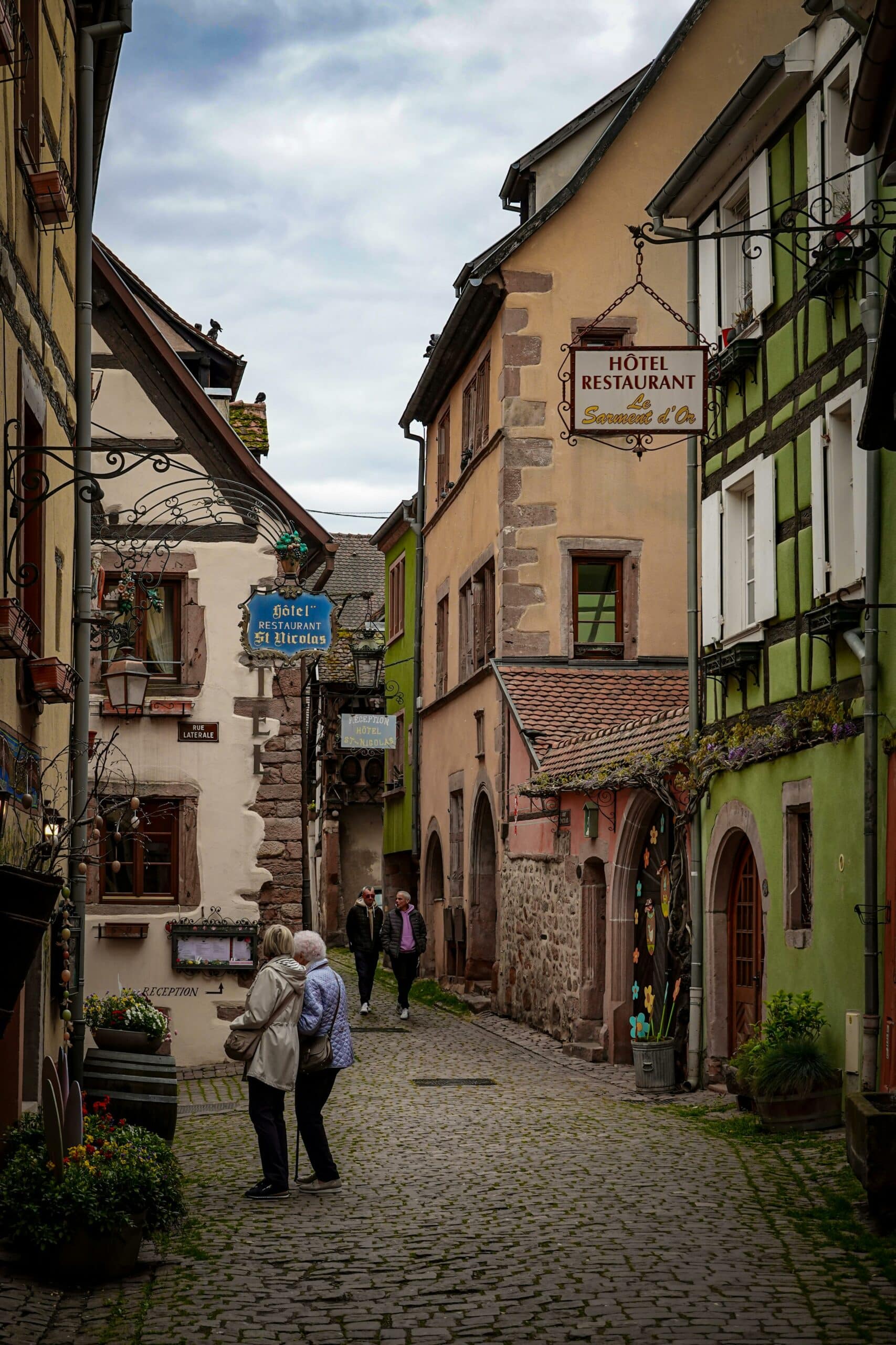 Riquewihr Route des Vins — VTC Elsass VTC Alsace Ruelles médiévales de Riquewihr — Maisons à colombages alsaciennes